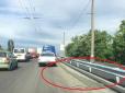 Хто заплатить за нехлюйство? У Києві бетоновози зіпсували щойно відремонтовану дорогу