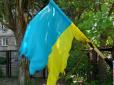 Дурість чи погане виховання?: Підлітки у Бердянську спалили прапор України (фото)