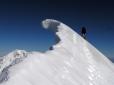 Дівчина та хлопець зірвалися зі снігового карнизу в Карпатах