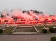 Хіти тижня. Польські ультрас, котрі вважають уряд у Варшаві українськими запроданцями, із фаєрами прокрокували цвинтарем 