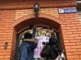 Хіти тижня. УПЦ МП б'є на сполох: Прибічники автокефалії штурмували резиденцію митрополита (фото, відео)