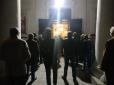 Всупереч загальному карантину: Масове богослужіння на чолі з фігурантом 