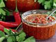 Смак та аромат оцінять усі: Рецепт аджики на зиму від кулінарки Тетяни Литвинової