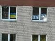 Правда очі коле: У РФ комунальники зафарбували вікна квартири з прапором України та антивоєнним плакатом (відео)