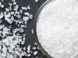 А ви це знали? Навіщо досвідчені господині засипають сіль у раковину на ніч
