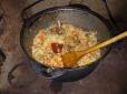 Життя без електрики: Рецепт ароматного плову на дровах, вийде кращим,  ніж у духовці