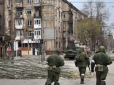 Паніки немає? Окупанти у Маріуполі почали рити окопи та встановлювати вогневі точки прямо посеред сміттєзвалища