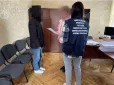 Залякувала дитину та робила інтимні фото: Жінка допомагала співмешканцю ґвалтувати власну доньку