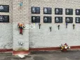 У Кривому Розі вандали облили чорною фарбою портрети загиблих військових (відео)