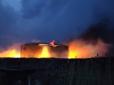 Внаслідок атаки дронів на Волгоградську область РФ палає нафтобаза. Населення готують до евакуації