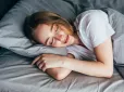 Це ще й смачно! Чим перекусити перед сном, щоб міцно спати
