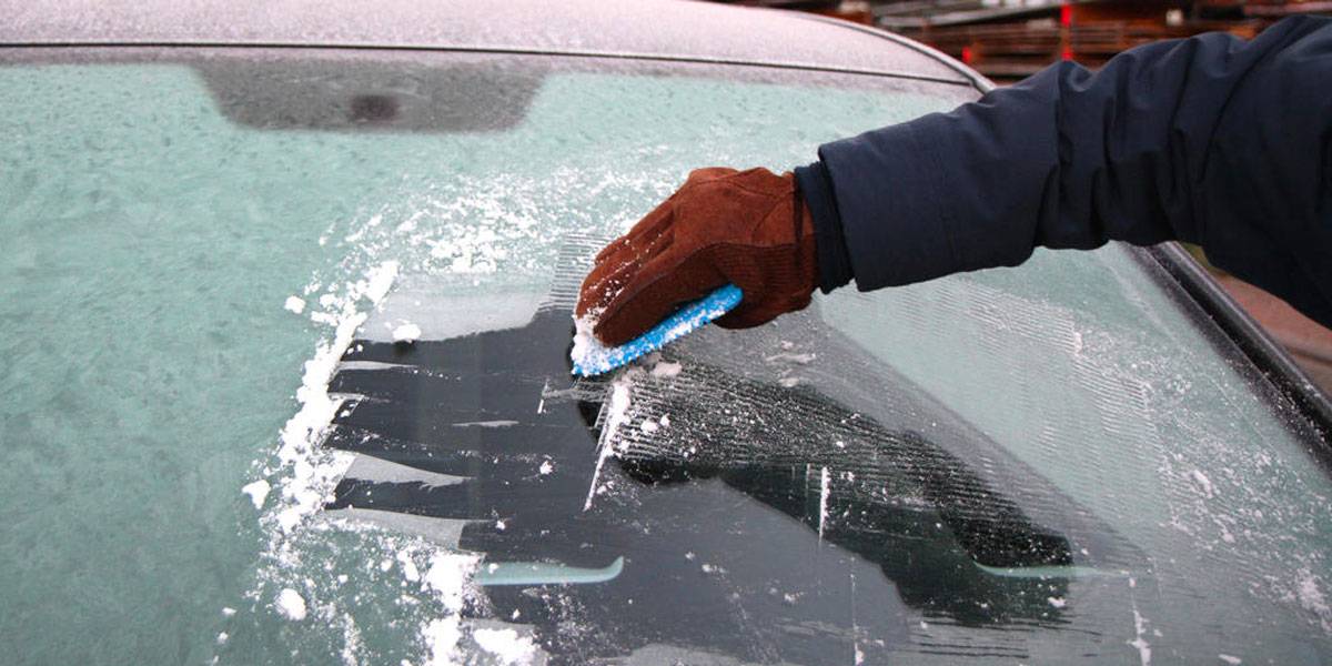 Водіям на замітку! Як відкрити обмерзлий автомобіль і що не можна при цьому робити