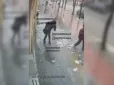 Людей врятували лічені сантиметри: У Дніпрі величезна бурулька ледь не призвела до трагедії (відео)