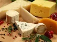 Є на кожній кухні: Сир зберігатиметься вдвічі довше, якщо загорнути його у правильний предмет