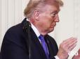 Виглядає дуже дивно: Трамп з'явився на публіці з червоною плямою на шиї (фото)